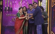 Sujatha Singer wins Mirchi Music Life Time Achievement Awards